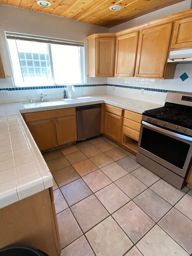 Building Photo - 6579 Del Playa Dr