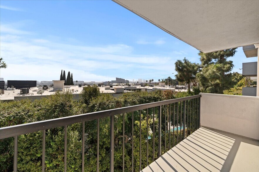 Building Photo - 8530 Holloway Dr