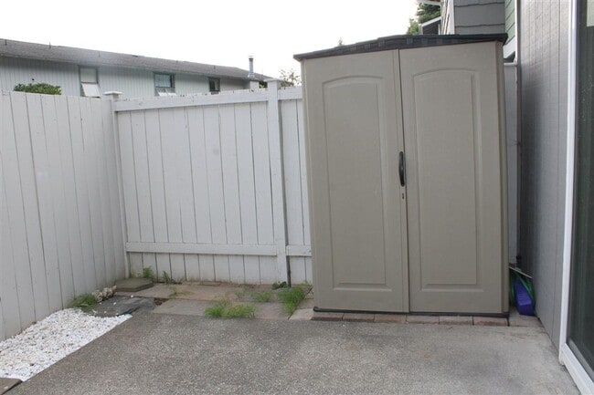 Building Photo - Beautiful 2 Bedroom 1.5 Bathroom Condo!