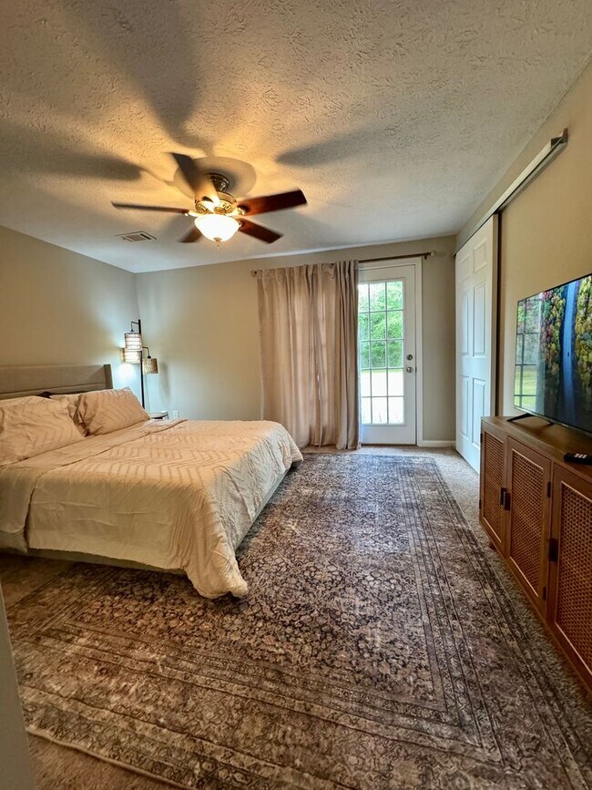 Building Photo - 501 Ashwood Dr