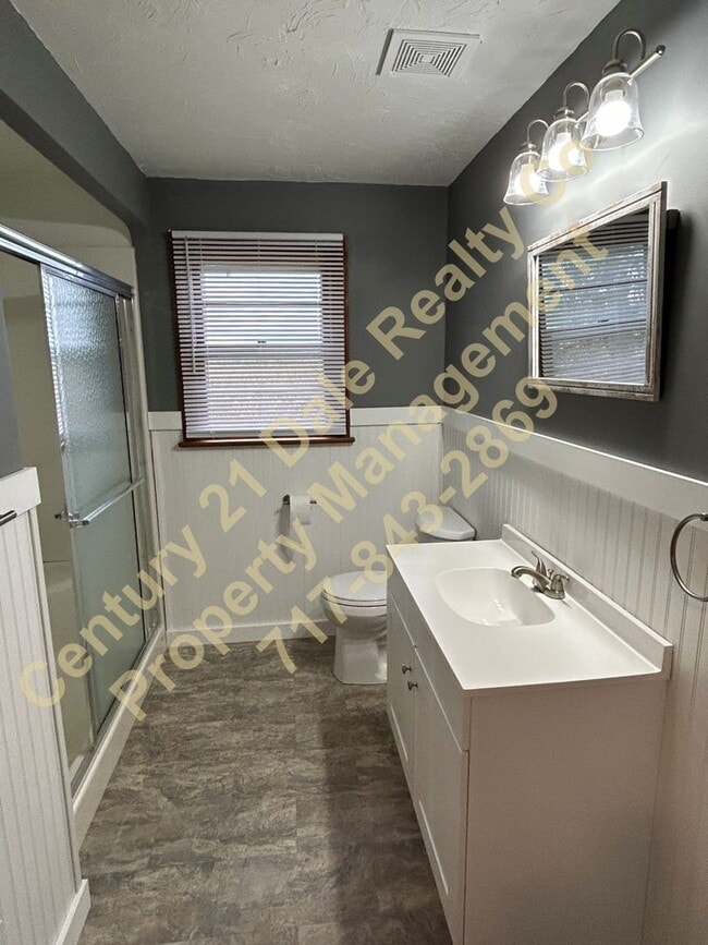 Building Photo - Fully remodeled 2 Bedroom All one Level ho...