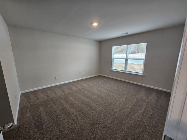 Building Photo - Move in Ready...Start Packing