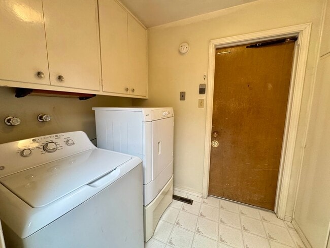 Building Photo - Well-maintained Northeast Gem!