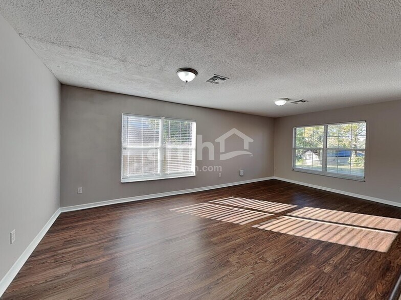 Building Photo - 1921 Knollcrest Dr