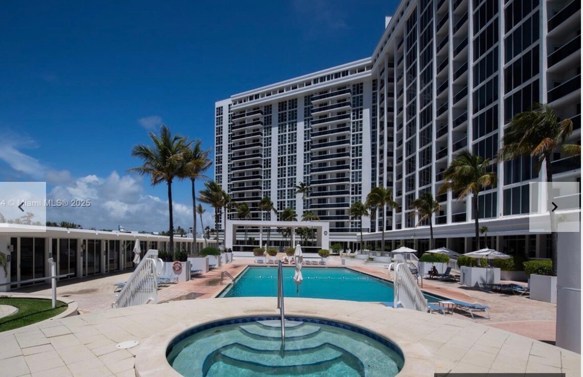 Pool and Cabanas - 10275 Collins Ave