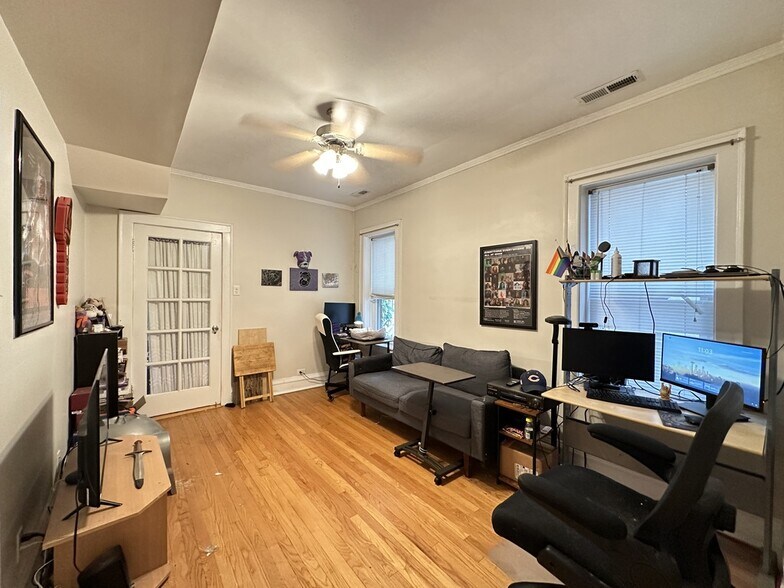 Building Photo - 2619 W Greenleaf Ave