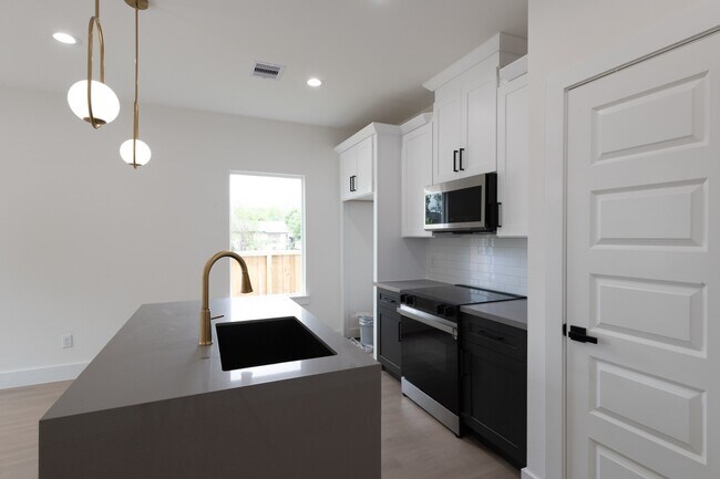 Building Photo - 2316 McKee St