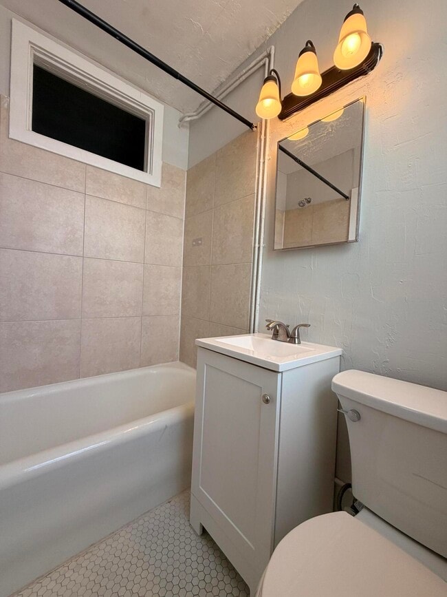 Building Photo - 523 24th St