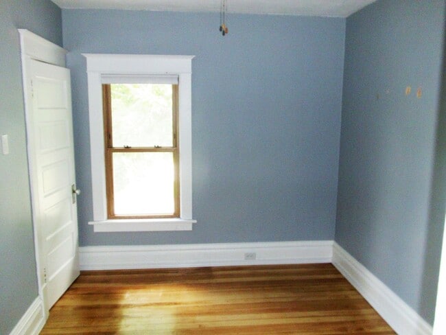 Building Photo - 313 4th Ave NW