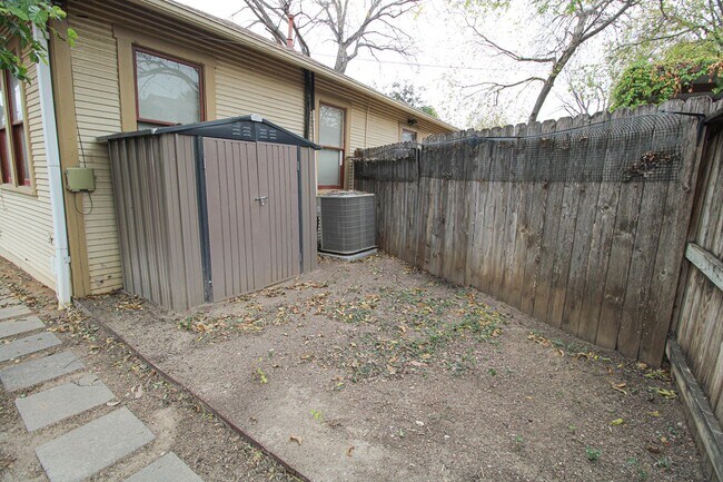 Building Photo - 438 W Rosewood Ave