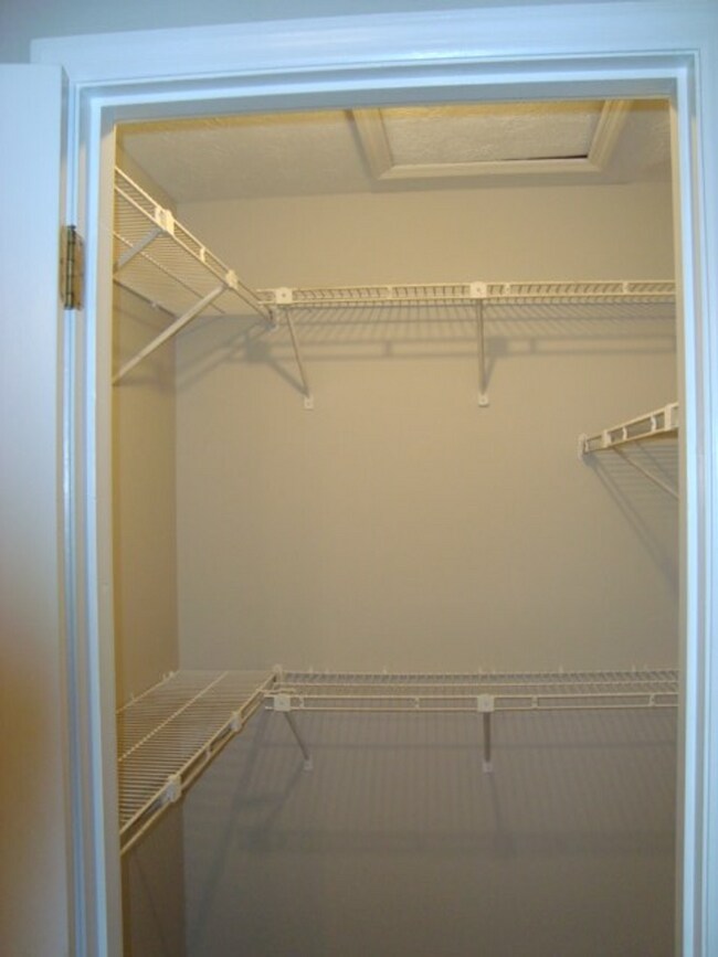 Building Photo - Three bedroom/2bathroom Condo available fo...