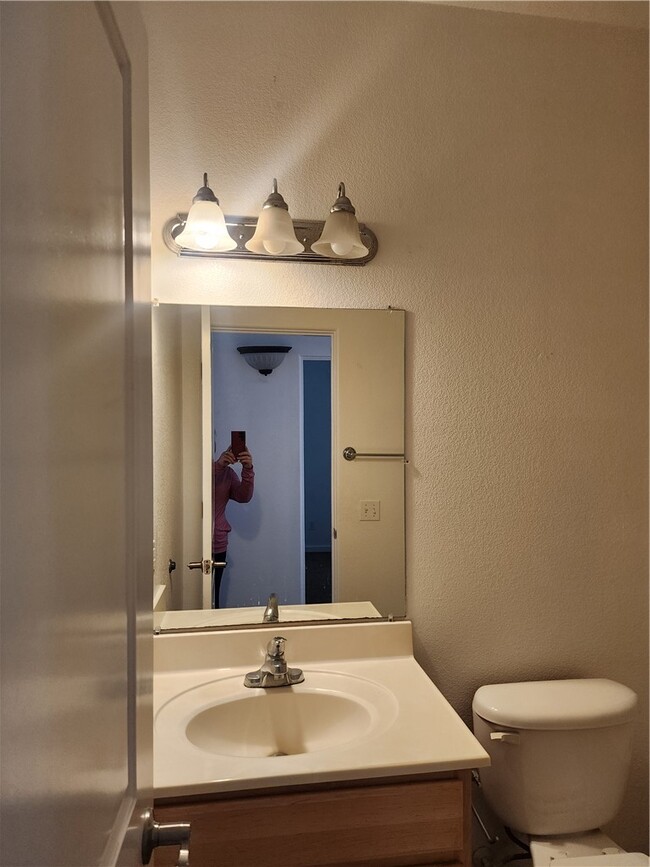 Building Photo - 2411 Stonebridge Dr