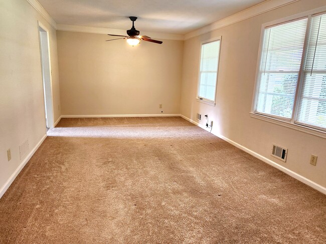 Building Photo - 1482 Wesley Dr