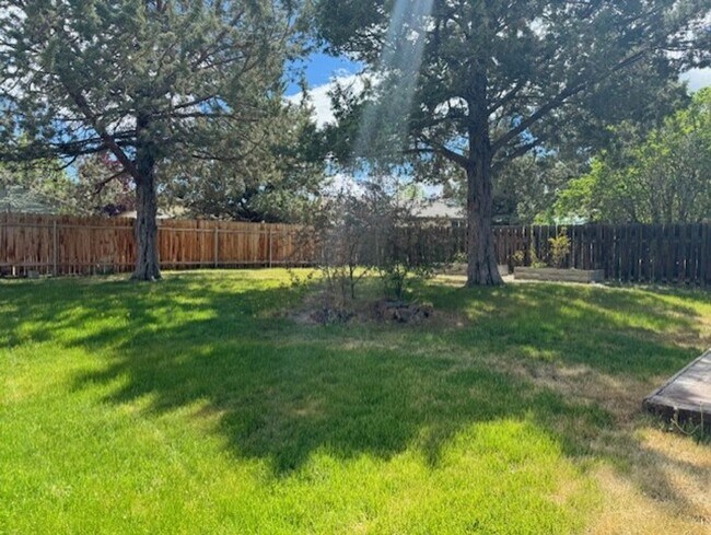 Building Photo - Single level home close to the hospital