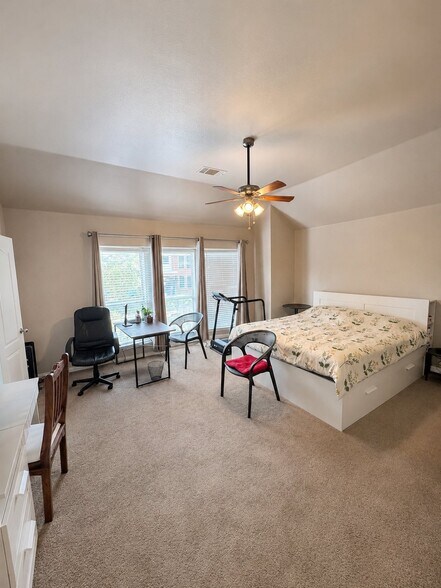 Building Photo - 814 Honey Hill Dr