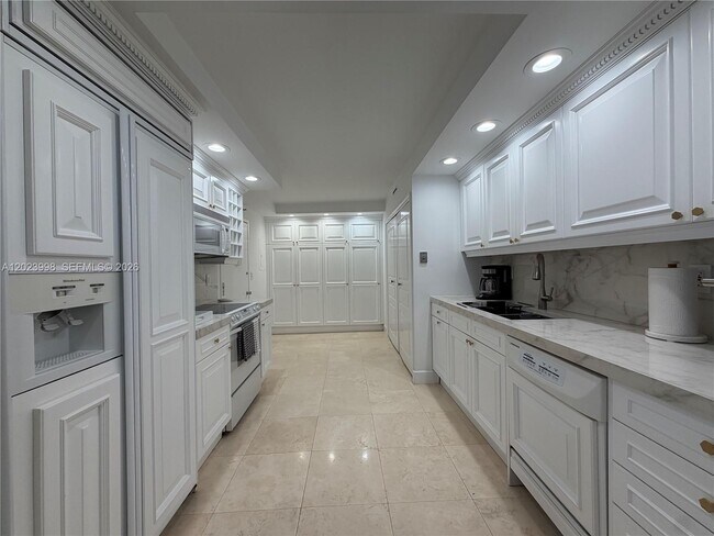 Building Photo - 1111 Crandon Blvd