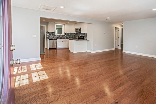 Building Photo - Gwinhurst - Fully updated 4 bedroom, 2 bat...