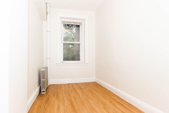 Building Photo - 2 bed/1 bath in Brighton