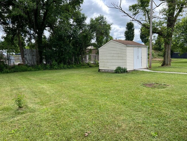 Building Photo - 3 bed 2 full bath -one level house in Jone...