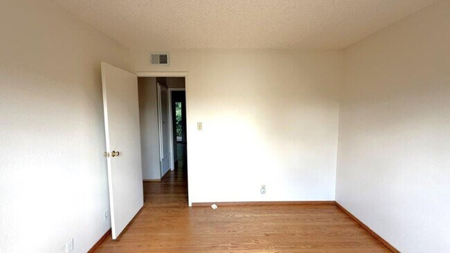 Building Photo - 3919 Almondwood Ct