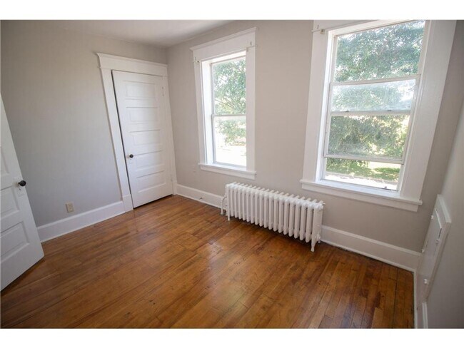 Building Photo - 5 Bed house Near Concordia