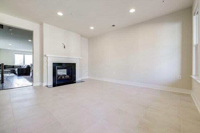 Building Photo - Updated 3br/2.5ba Condo Townhome Alexandria Walk to Metro