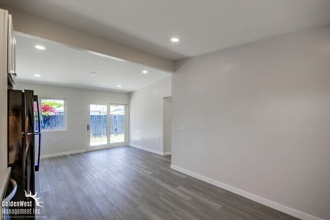 Building Photo - Remodeled 2Bdm 1Ba Apartment with Spacious Yard in La Mesa