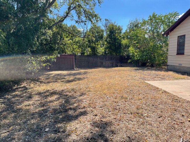 Building Photo - Available Now! *Pet Restrictions* 3 Bedroom/1 Bathroom in Temple