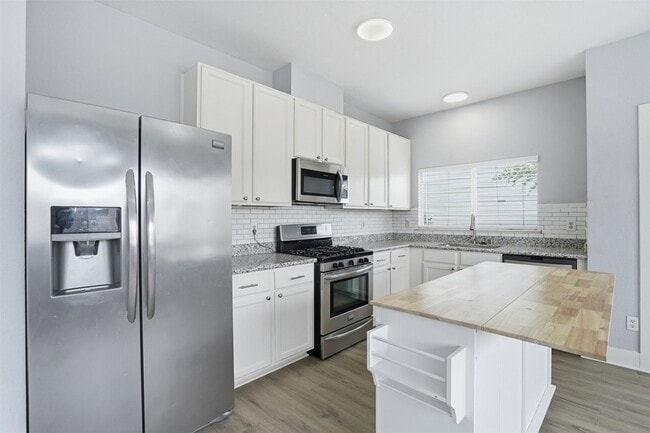 Building Photo - 11930 Longwood Garden Way