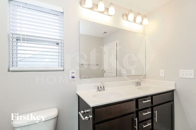 Building Photo - 441 Quick Silver Dr