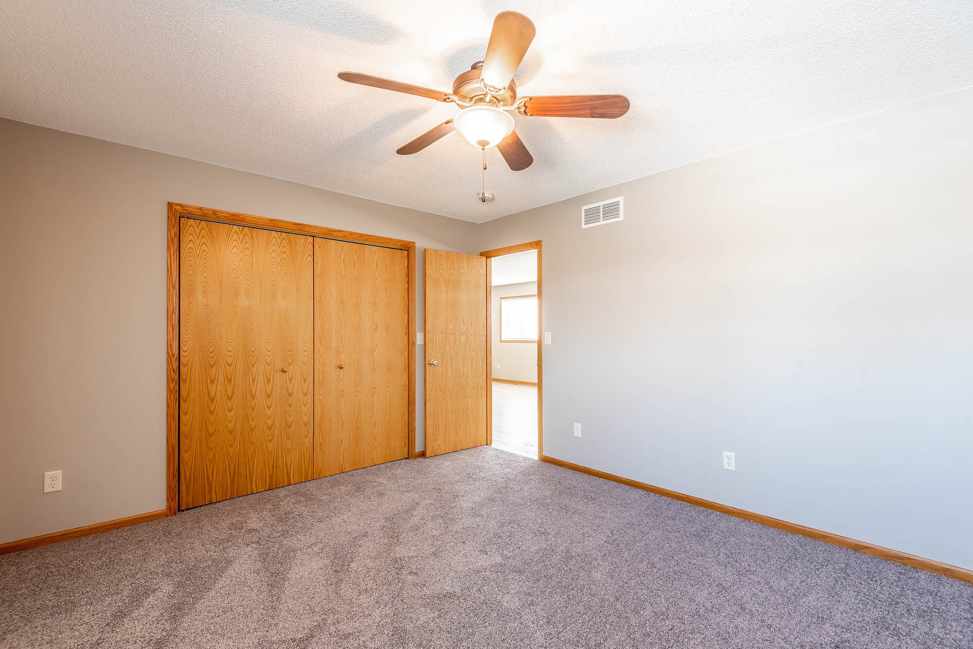 Building Photo - 220 Lakeview Dr