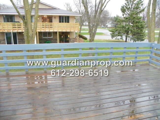 Building Photo - Woodbury Side by Side Available October 1, Family Room, Large Deck, Attached Garage