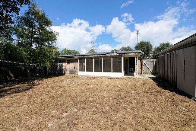 Building Photo - 4 Bedroom Home in Valparaiso- Near Eglin AFB