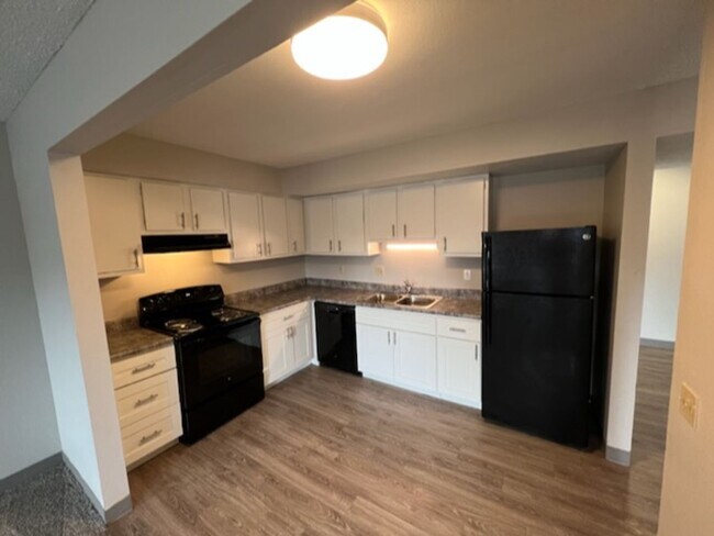 Building Photo - Spacious 2 bd w/walk-in entry