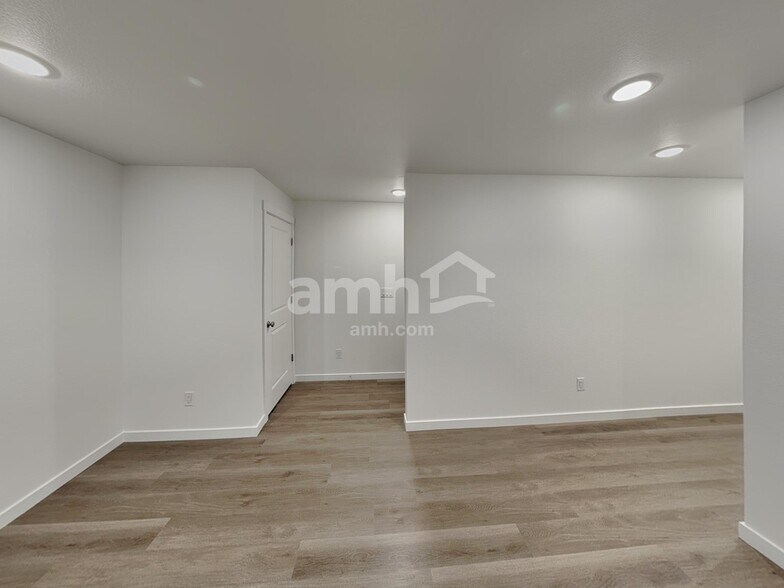 Building Photo - 320 N Addison Way