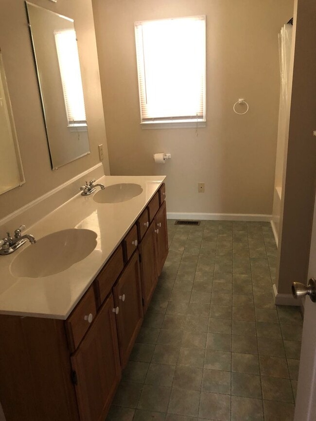 Building Photo - 4 Bedroom / 3 Bath Home   Church Hill, TN