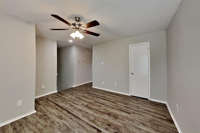 Building Photo - 11818 Sandy Stream Dr
