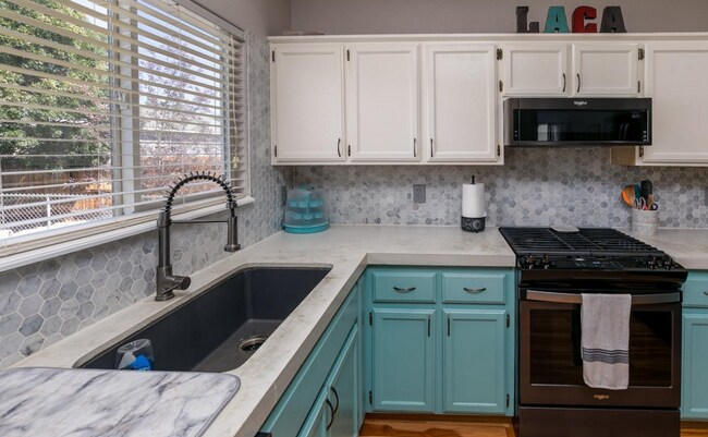 Building Photo - 404 Settler Dr