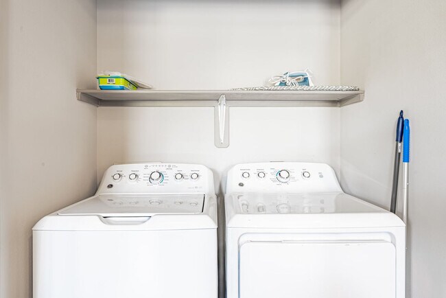 Building Photo - 2301 1/2 Montopolis Dr