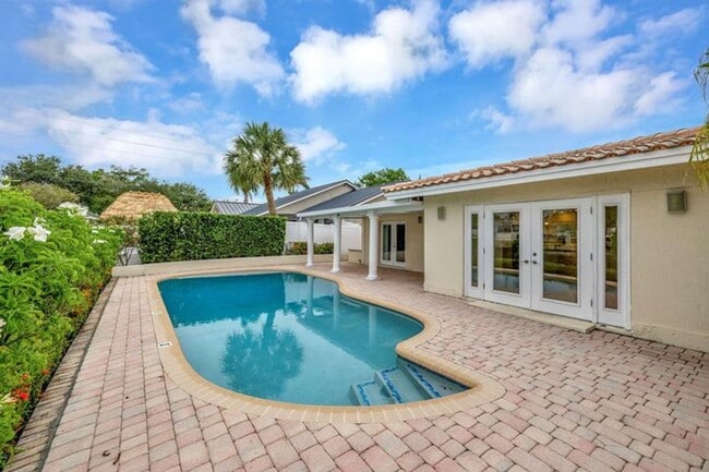 Building Photo - 2612 NE 5th St