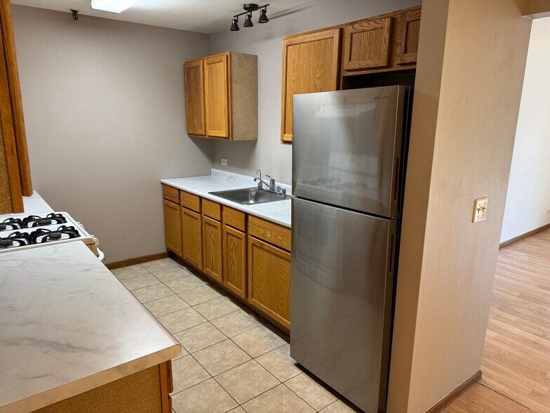 Refrigerator & kitchen sink 11x9 - 21W581 North Ave