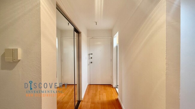 Building Photo - Lake Merritt Condominium 2 Bedroom, 2 Bath...