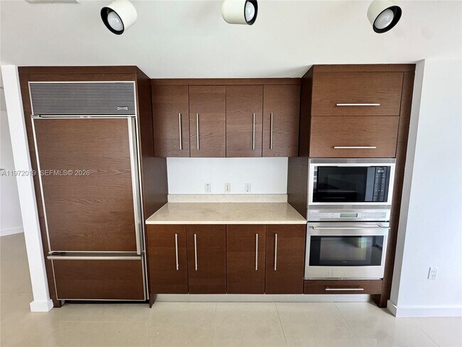 Building Photo - 495 Brickell Ave