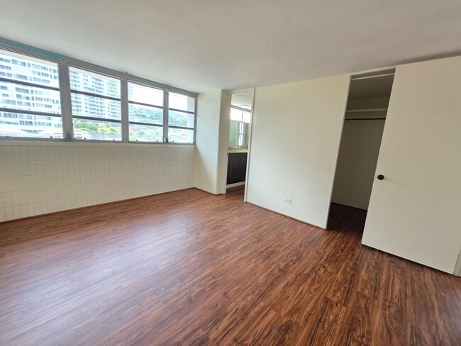 Building Photo - AVAILABLE NOW! Spacious and bright 2 bed, 2 bath, 1 parking unit on Ward Ave