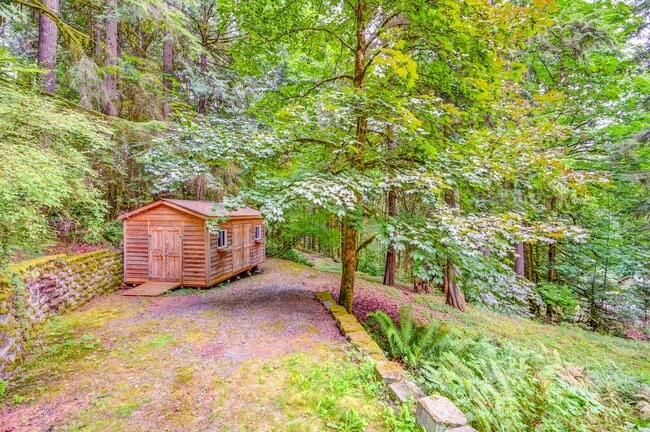 Building Photo - Great Home Tucked Away in Mirrormont on Tiger Mountain