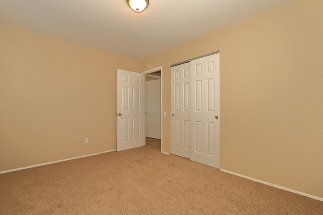 Building Photo - 2750 Mockingbird Lane