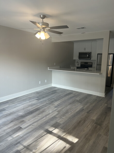 Building Photo - Bradley Bowen Townhomes