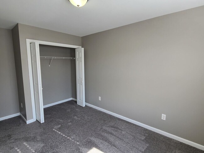 Building Photo - 3 bedroom,  2 1/2 bath town home in Waynesboro PA END UNIT
