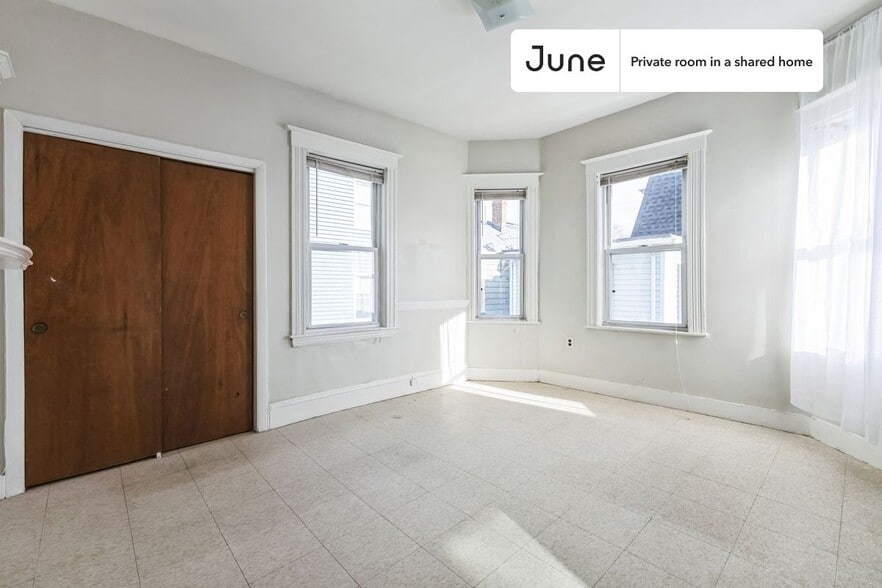 Building Photo - Room in Shared 5 bed/1 bath home