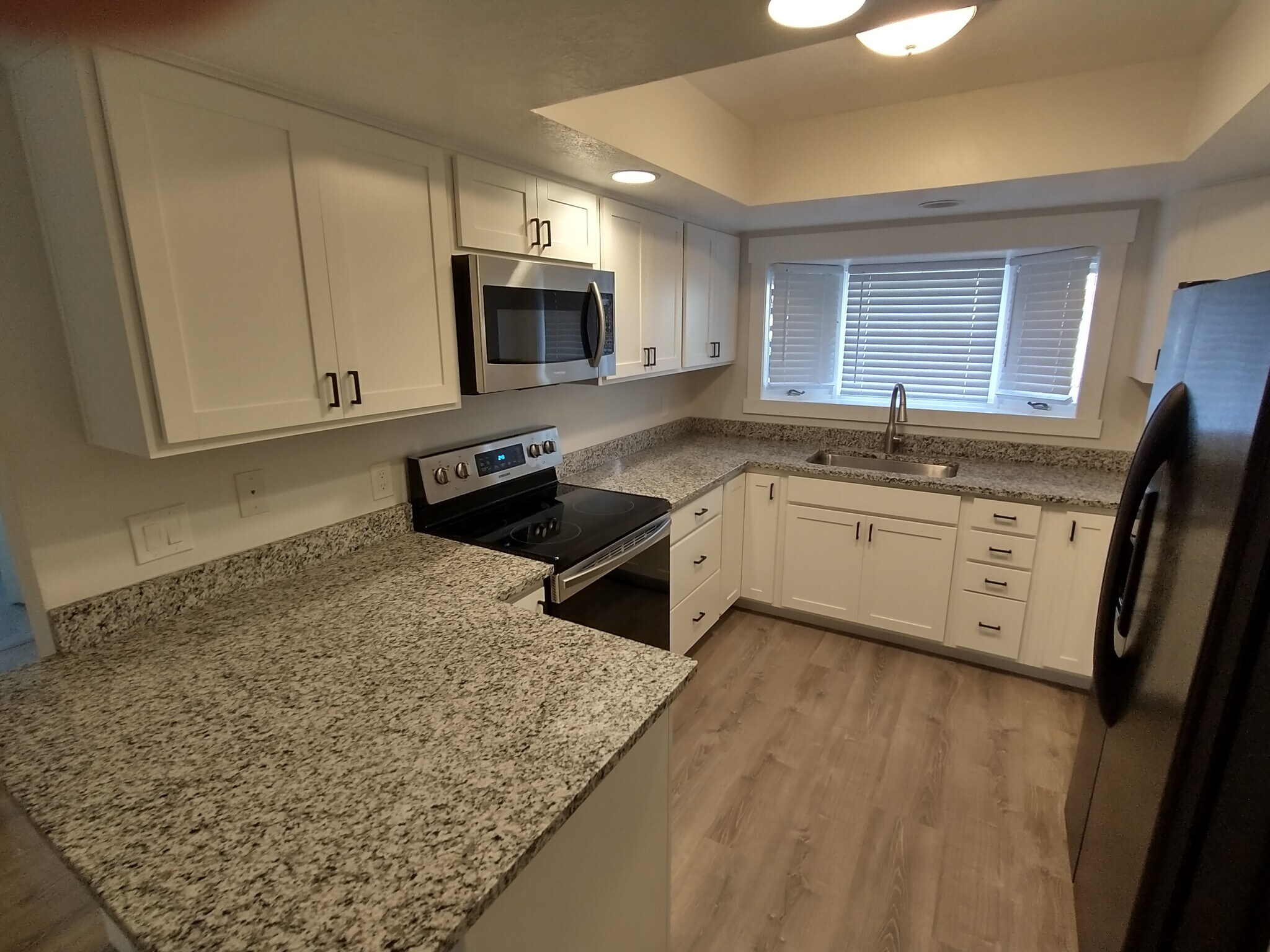 Building Photo - 275 S Valley View Dr
